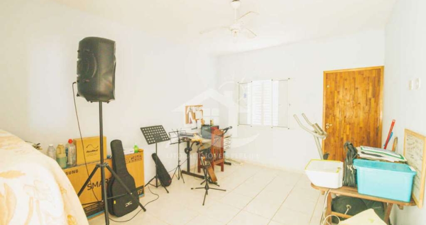Casa Assobradada à venda , 4 quarto(s),  sendo 2 suíte(s)  no bairro Jardim Somar, 1500 metros da praia, Peruíbe-SP