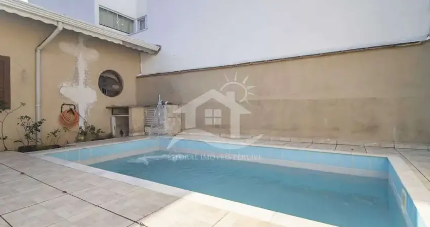 Casa assobradada à venda com piscina, 7 quarto(s),  sendo 2 suíte(s)  no bairro centro, 400 metros da praia, peruíbe-sp