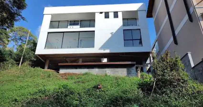 Casa com 3 dormitórios à venda, 231 m² por r$ 1.580.000,00 - cônego - nova friburgo/rj