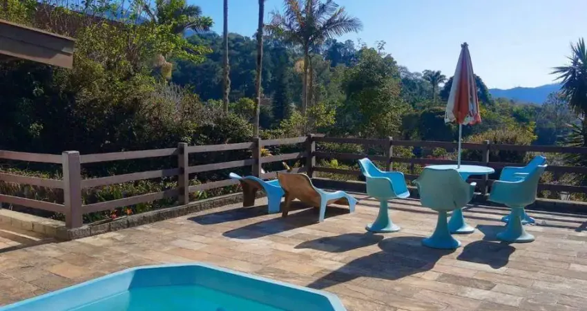 Casa com 3 dormitórios à venda, 258 m² por R$ 1.400.000,00 - Parque São Clemente - Nova Friburgo/RJ