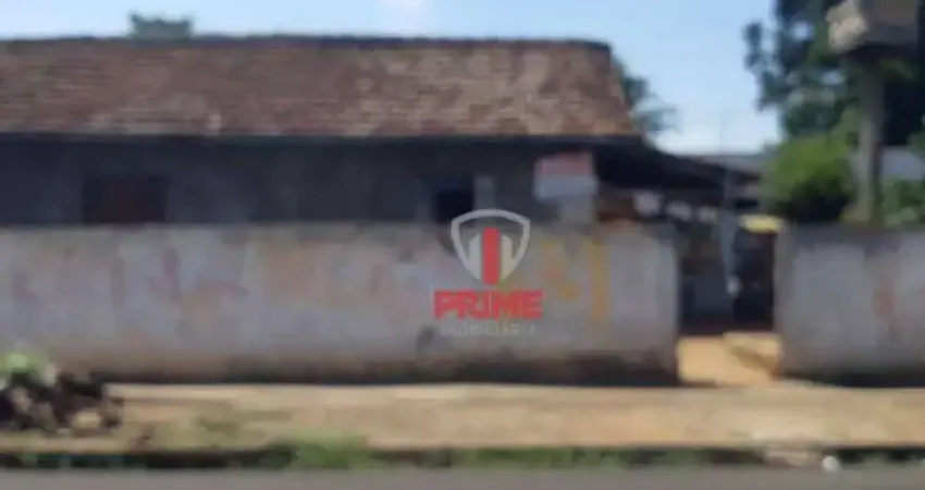 Terreno à venda no Bairro Aeroporto em Londrina. Com 411 m² com casa de madeira. Em ótima localização.