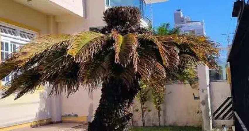 Ampla casa de 2 pavimentos  4 dormitórios (suíte) no balneário do estreito