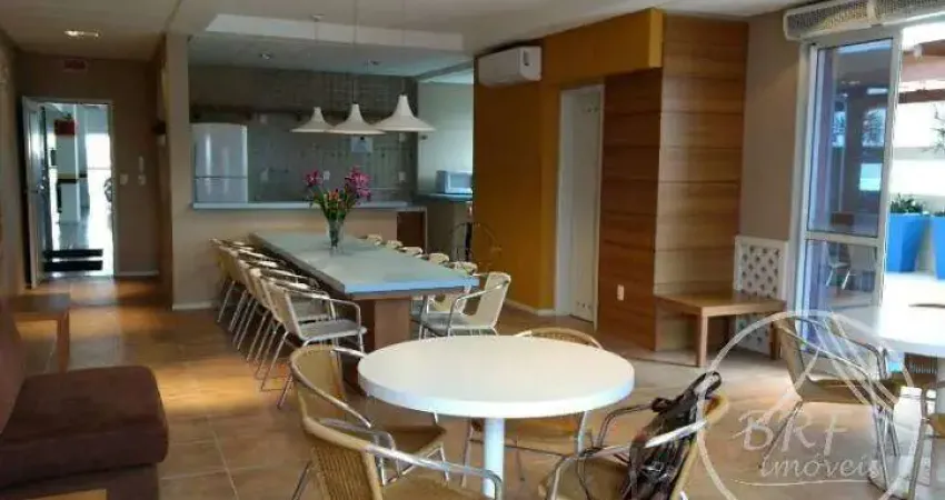 Vendo excelente apartamento com terraço e piscina, totalmente plano em excelente localização a 200 metros da Beira mar do Estreito Florianópolis SC co