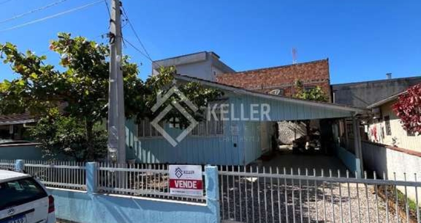 Casa de Madeira com Amplo Terreno – Próxima da Praia em Penha/SC
