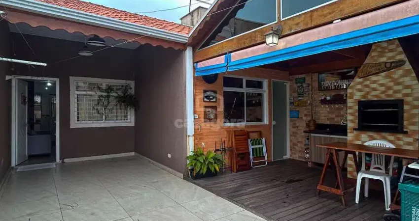 Casa com Espaço Gourmet e 3 Quartos no Gralha Azul  FRG