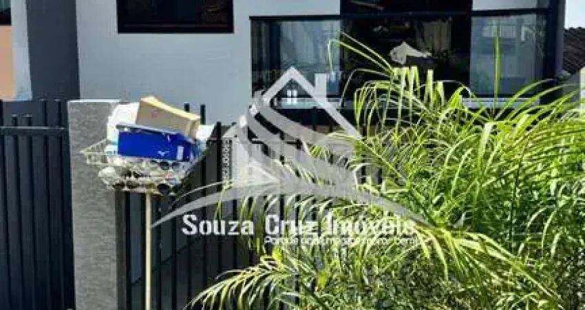Sobrado de Frente para Rua com 03 Quartos - Terreno nos Fundos.