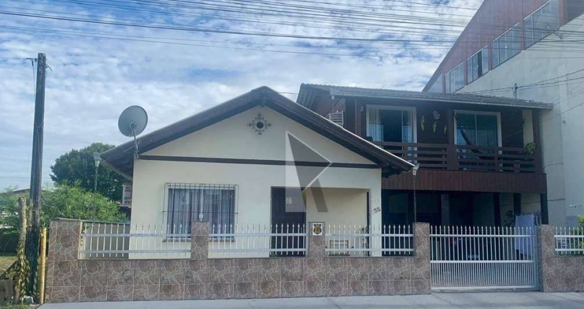 Casa com 4 dormitórios à venda, 168 m² por R$ 745.000 - Centro - Navegantes/SC
