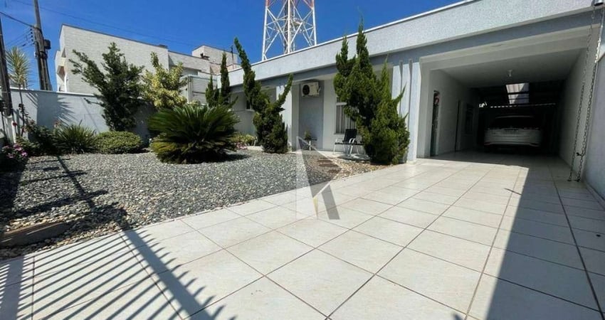 Casa com 2 dormitórios à venda, 200 m² por R$ 900.000,00 - Centro - Navegantes/SC