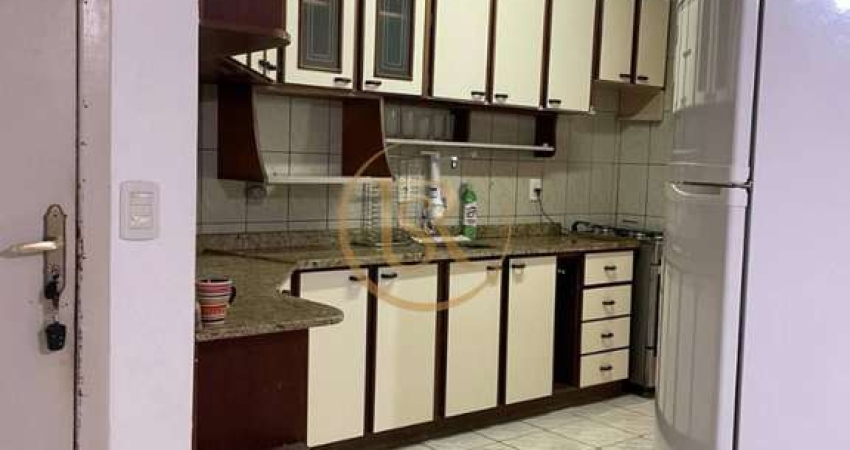 Apartamento à venda a 250 metros do mar na Meia Praia