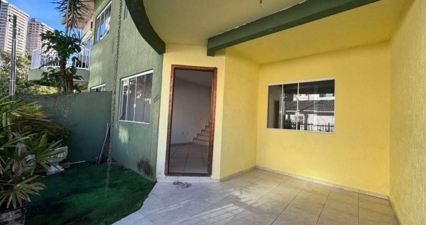 Sobrado disponível para locação anual em Meia Praia