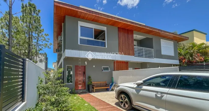 Linda casa com 3 dormitórios a venda no marinas do campeche, florianópolis sc.