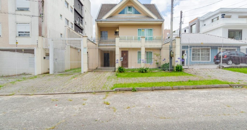 Espaçoso Triplex com 3 Quartos e home office, 2 Vagas no Coração do Água Verde