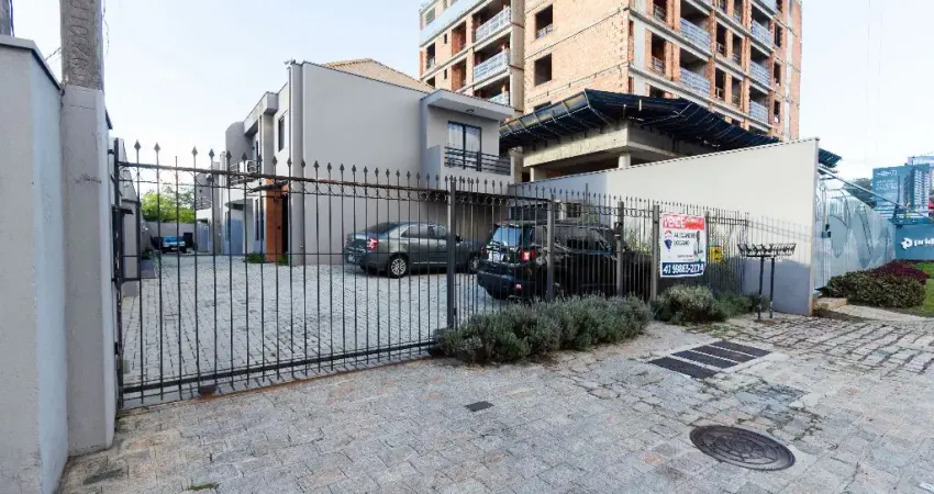 Sobrado Prox. Rua do Outono, 3 dormt.,sendo 1 suíte  e Ecoville
