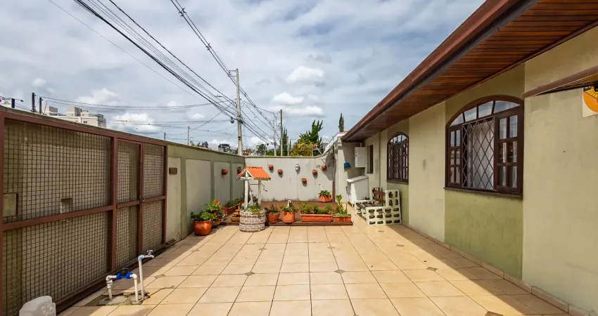 Casa averbada de 224 mt2 e grande terreno no bairro tingui em curitiba- paraná
