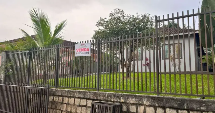 Sao Marcos - Casa Plana com 173 m2 em alvenaria com laje 1 suite + 3 dorm. Terreno com 469,95 m2 murada contendo area de festas