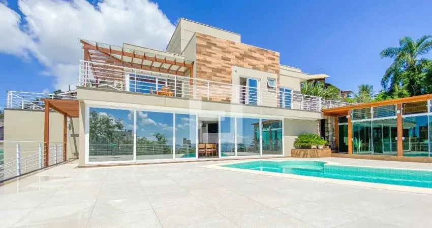 Excelente casa - alto padrão com 03 suítes, vista mar na agronômica/fpolis.