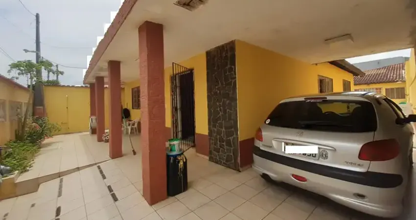 Casa 03 dormitorios, lote inteiro, 30 metros do mar no jd praia grande