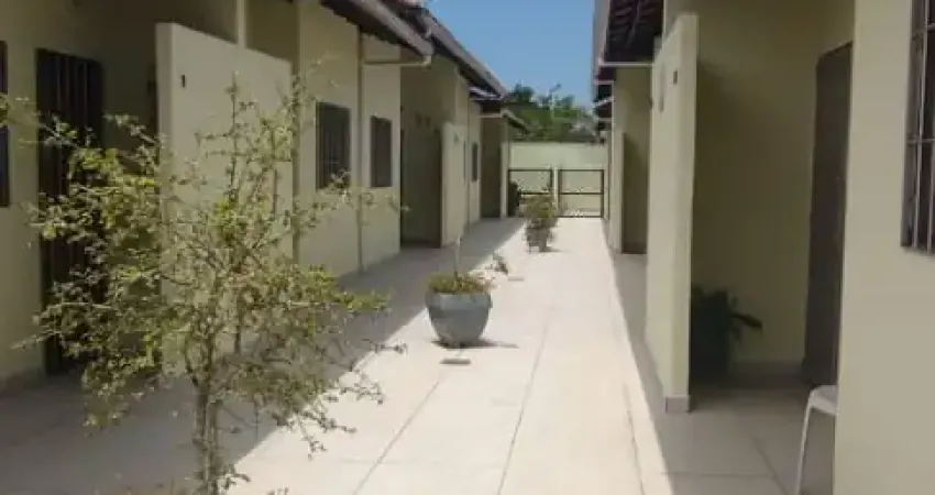 Casa 02 dormitorios em condominio fechado, 700 metros da praia