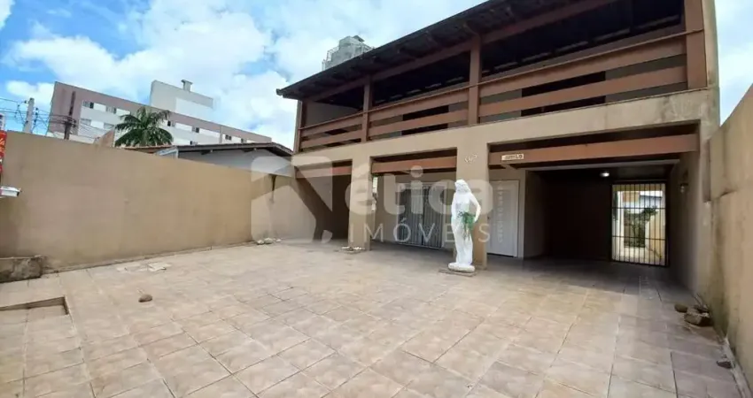 AMPLA CASA NO BAIRRO SÃO JUDAS BEM LOCALIZADA COM PISCINA