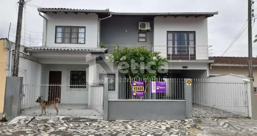 VENDE-SE EXCELENTE SOBRADO DE 6 DORMITÓRIOS NO BAIRRO SÃO VICENTE, ITAJAÍ
