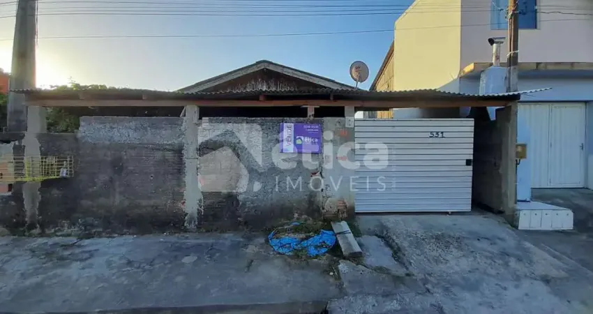 Vende-se Terreno com Casa de Madeira em Itajaí - Bairro Barra do Rio