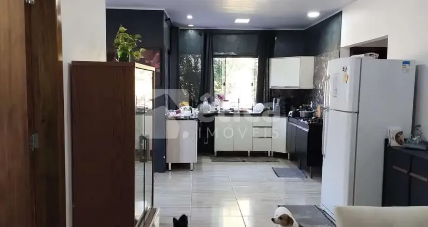 Espaçosa casa  com Quintal Frutífero, no Bairro Itaipava.
