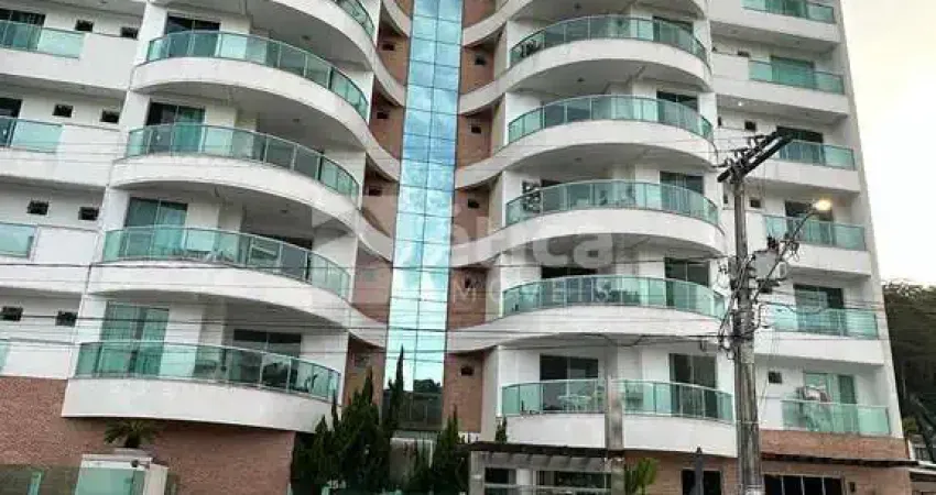Lindo apartamento na Praia de Cabeçudas, com 03 suítes, 02 vagas de garagem .
