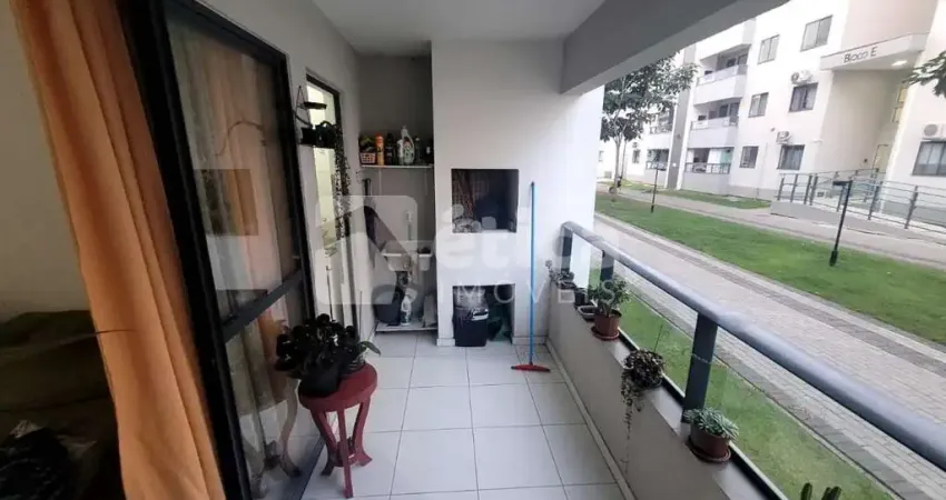 Apartamento mobiliado com 02 dormitórios e sacada com churrasqueira a carvão em condomínio fechado