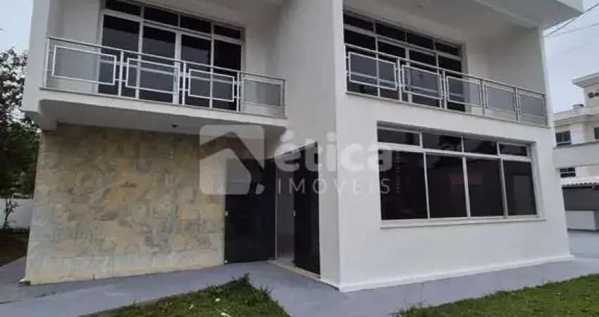 Casa comercial na vila operária com estacionamento, localização privilegiada.