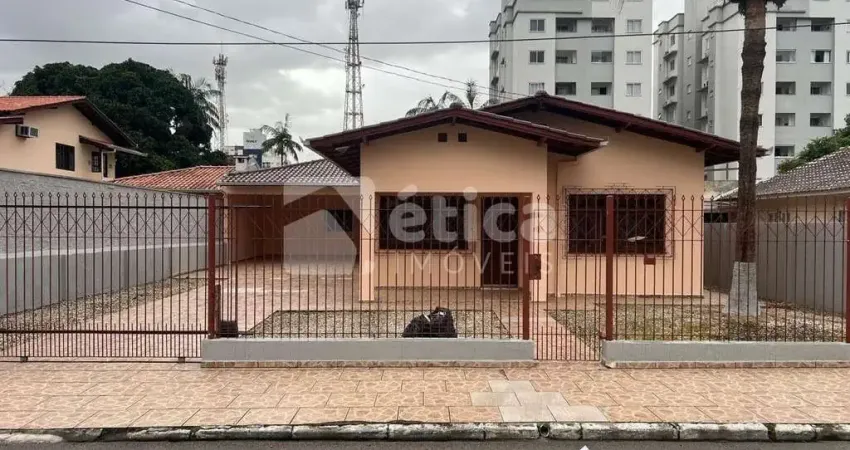 Casa com 03 dormitórios para locação bairro cordeiros itajaí sc