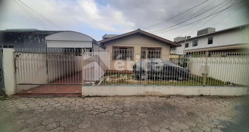 Casa de madeira à venda no bairro São João em Itajaí SC