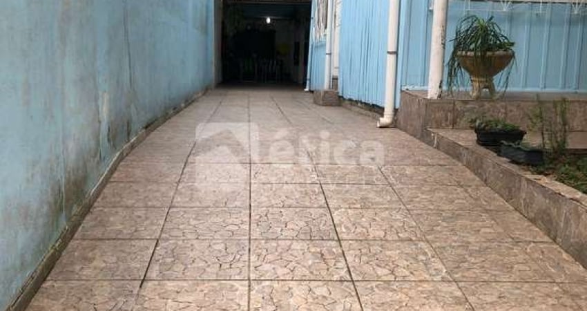 Casa ampla com dois pisos à venda, em excelente localização no São Vicente.