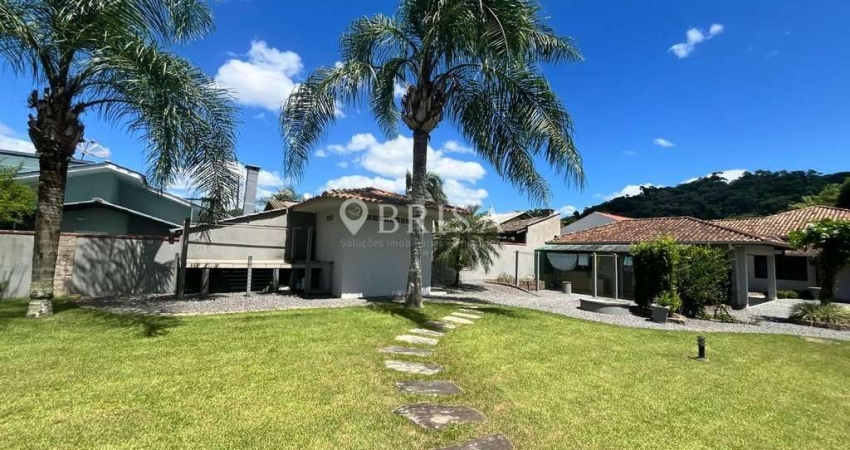 CASA COM AMPLO TERRENO EM TRÊS RIOS DO SUL