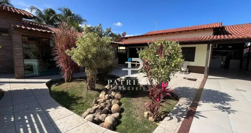 Com 5 quartos/suíte/área gourmet e piscina à venda, 420 m² por r$ 1.250.000 - itaipuaçu - maricá/rj