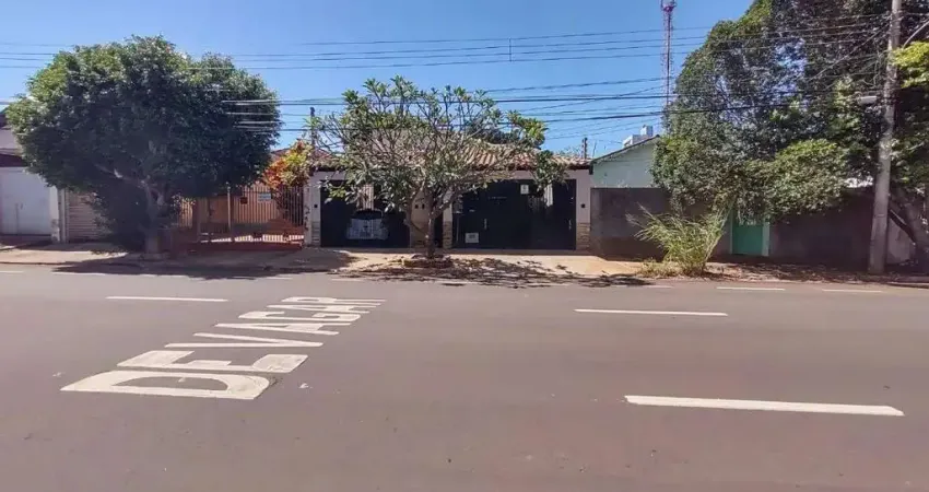 Casa térrea à venda no centro de campo grande/ms contendo 1 suíte + 2 dormitórios + sala ampla e 3 vagas em 204,16 m² de área útil + 500 m² de terreno