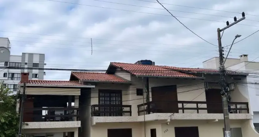 Casa a venda, são 4 casas no mesmo terreno sendo 2 casas de frente, (uma de 3 quartos e a outra de 2 quartos)  em Balneário Camboriú SC