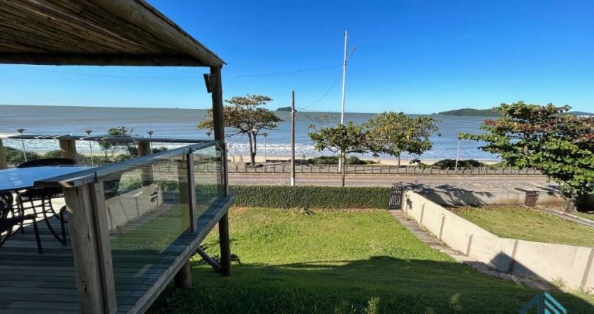 Casa frente Mar duas frentes, com 6 Suítes, 450m2 de área construída em Piçarras SC