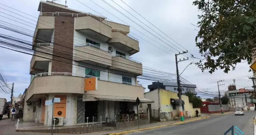 Prédio Comercial e Residencial 05 apartamentos e sala comercial  em Camboriú - SC