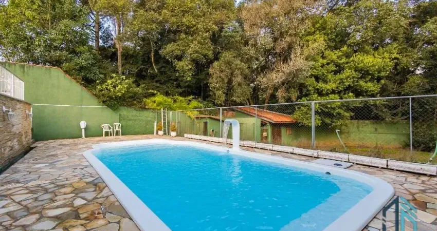Casa Alto Padrão, amplo terreno, 03 quartos c/suíte, piscina, 8 vagas, em Santa Felicidade Curitiba PR