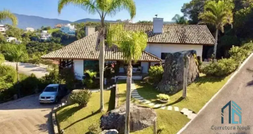 Casa em condomínio, 05 quartos c/suítes, em governador celso ramos sc