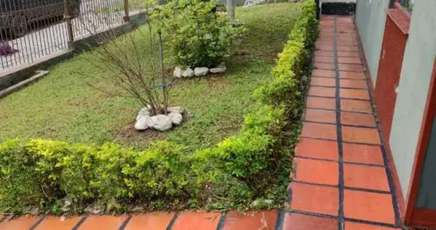 Casa a venda com amplo terreno, 03 quartos, 02 vagas, no bairro alto em curitiba pr