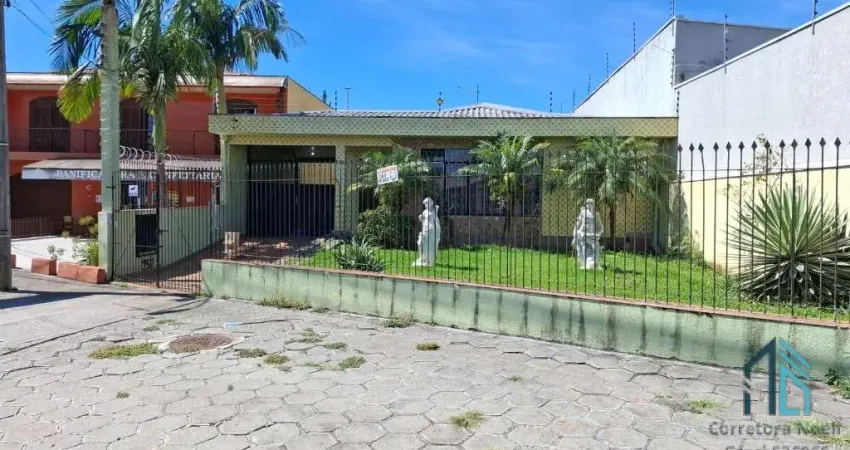 Casa com amplo terreno (657m²) 07 quartos c/suíte, no Bairro Guaíra em Curitiba - PR