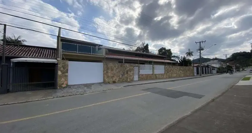 SOBRADO no ANITA GARIBALDI com 4 quartos para VENDA, 275 m²