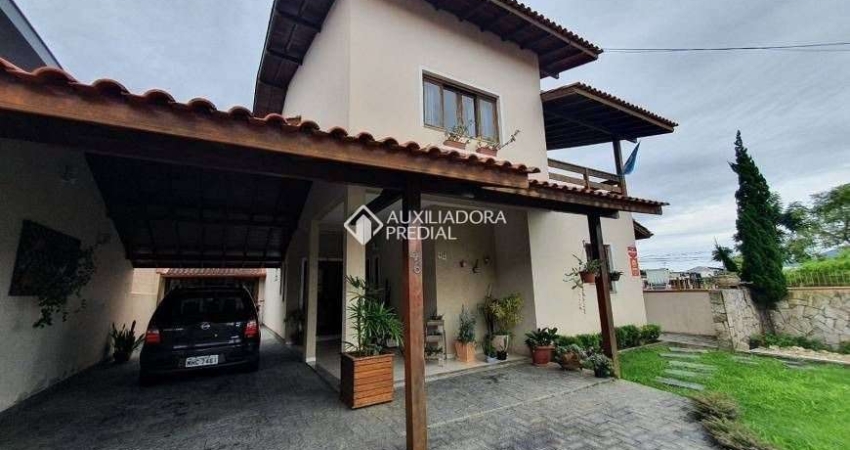 Casa com 3 quartos à venda na Rua Professor Américo Vespúcio Prates, 48, Carianos, Florianópolis
