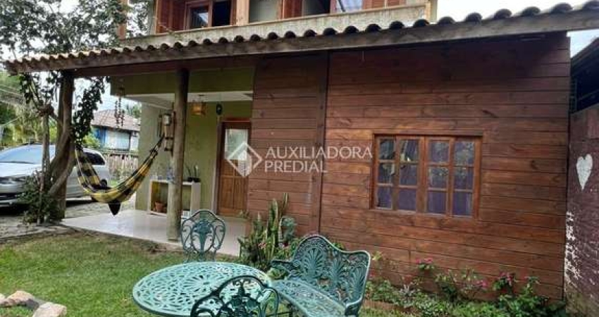 Casa com 2 quartos à venda na Servidão Amantino Cameu, 881, Rio Tavares, Florianópolis