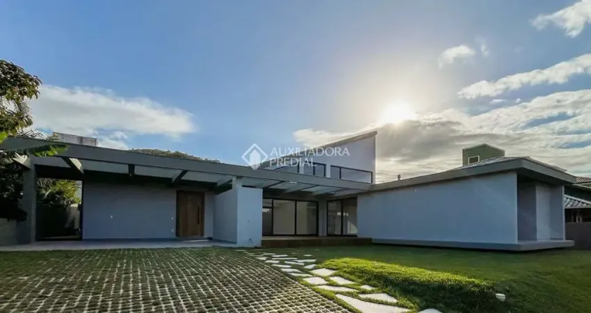 Casa em condomínio fechado com 3 quartos à venda na Rua Reverendo Gelson dos Santos Castro, 632, Rio Tavares, Florianópolis