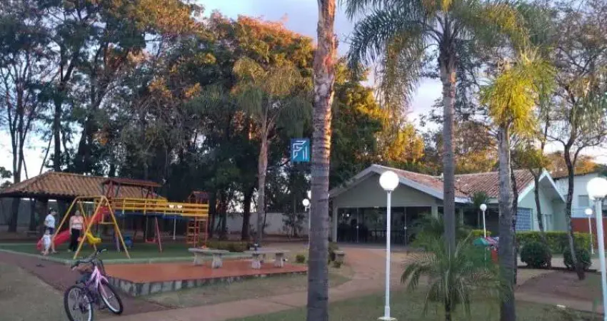 Casa a venda em Condomínio Ouro Verde. 3 dormitórios com 1 s