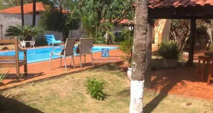 Linda chácara a venda com 2 casas no Portal dos Ipês