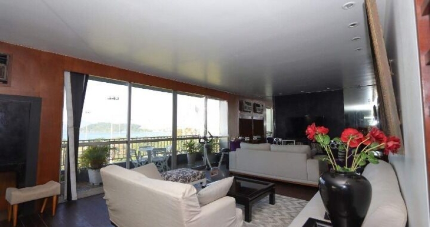 Apartamento com Vista Praia do Flamengo à venda com 4 Vagas, 3 Banheiros e 200m².