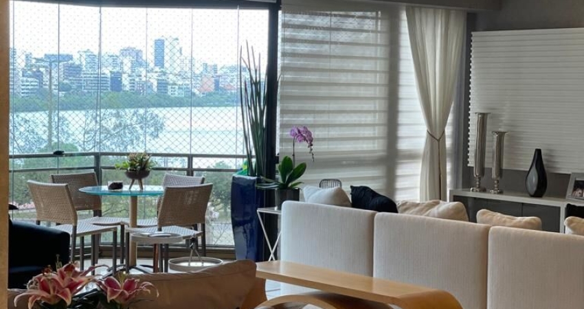 Apartamento de Andar Baixo com vista Lagoa à venda com 3 Suítes e 3 Vagas.